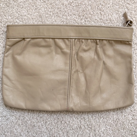 Handbags - 🌻 Taupe leather zipper clutch. EUC